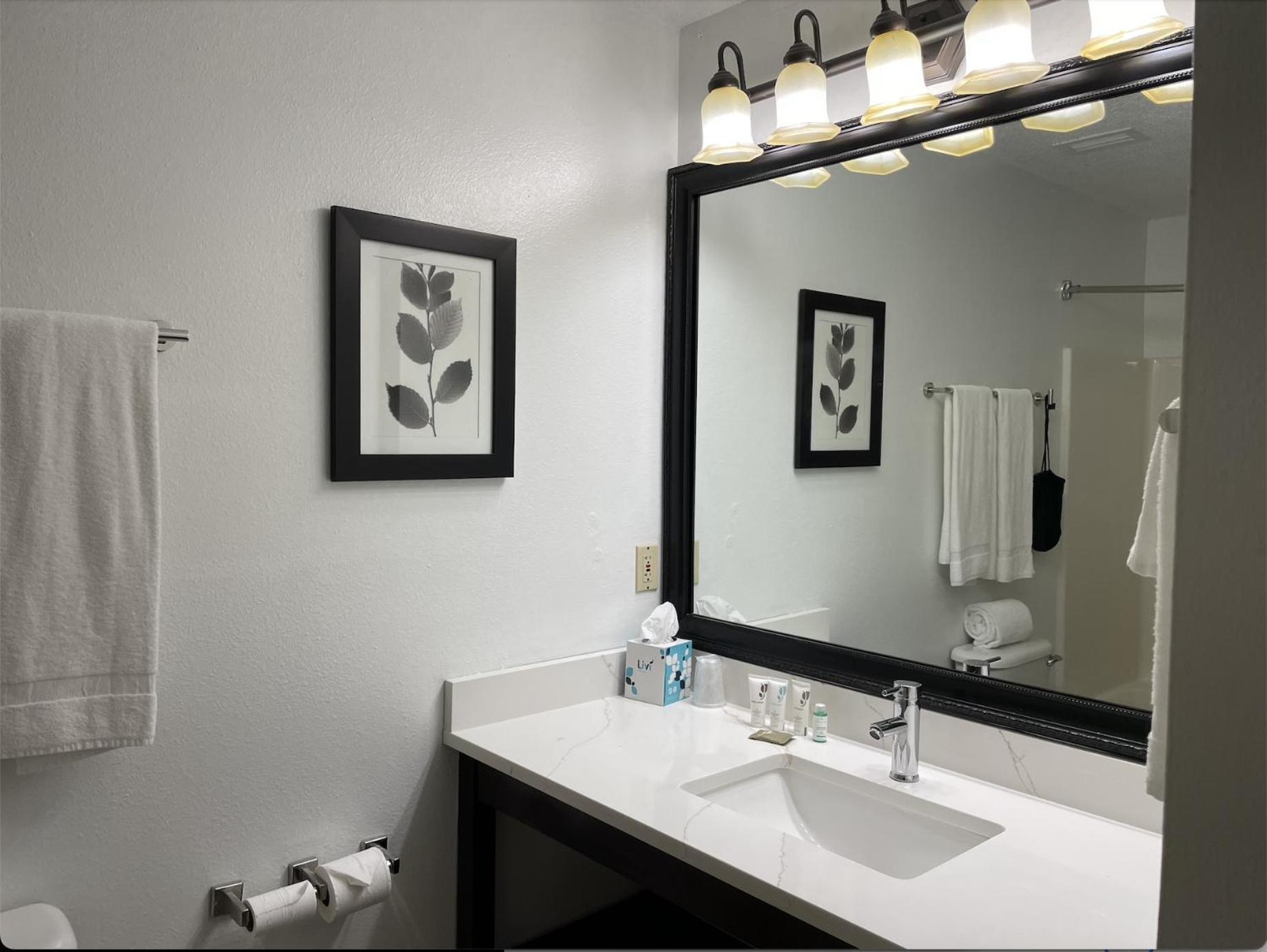 Harmony Inn & Suites Форт-Додж Экстерьер фото