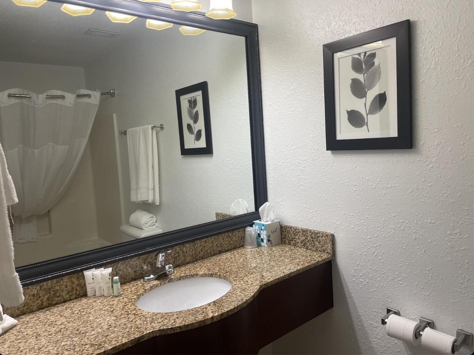 Harmony Inn & Suites Форт-Додж Экстерьер фото